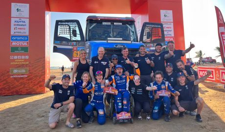 L'Albert Llovera i equip celebrant haver completat el Dakar 2024 i fent-ho en bona posició