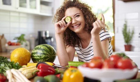 Una dona envoltada de menjar saludable