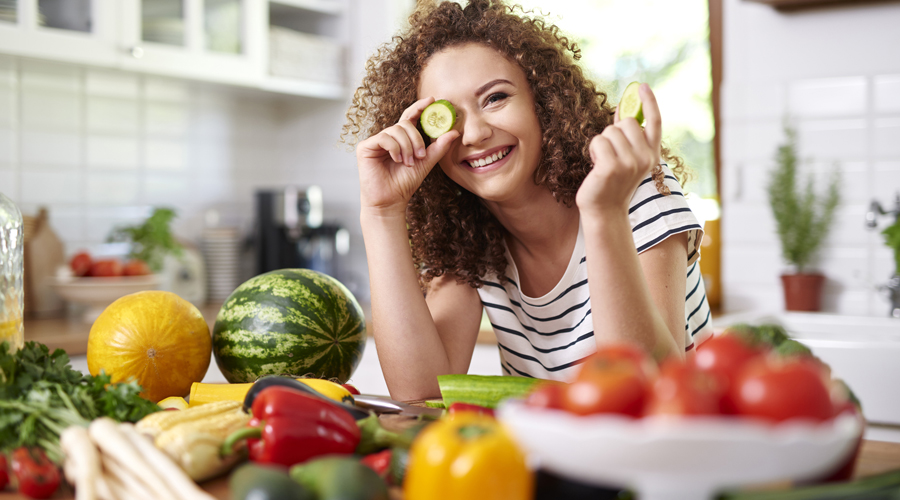 Una dona envoltada de menjar saludable (iStock)