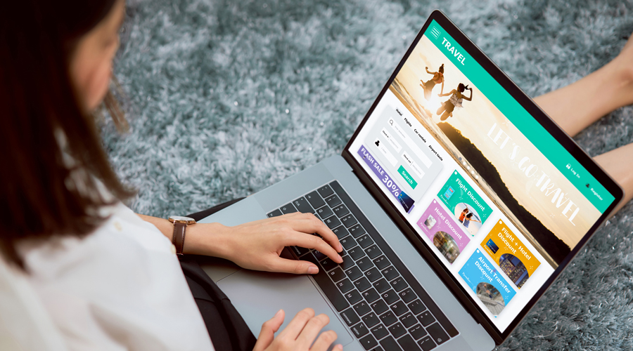 Una dona navegant per Internet