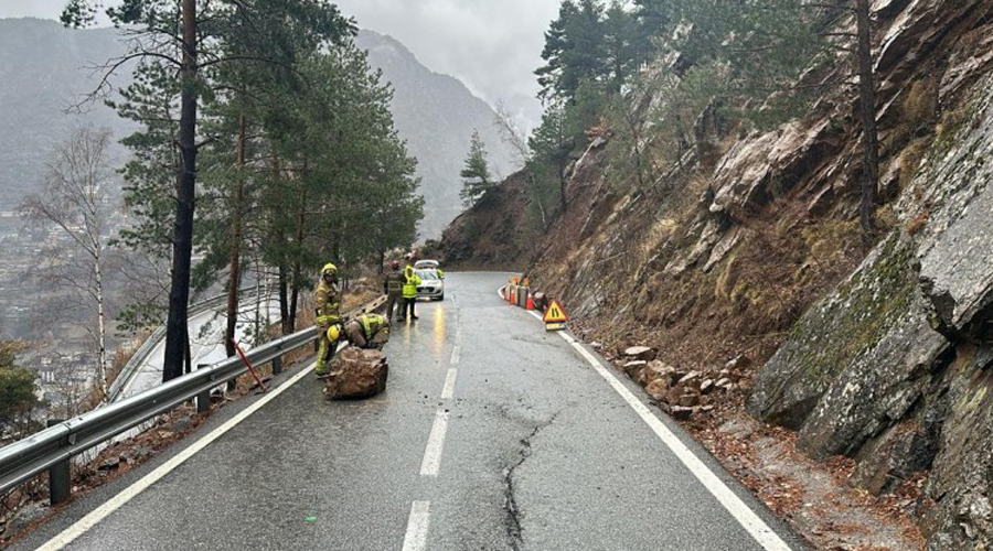 Operaris retirant els rocs que han caigut a la carretera de la Comella (Comú d'Andorra la Vella)