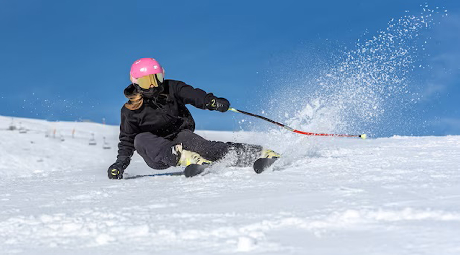 Una jove esquiadora fent un descens (Wirestock)