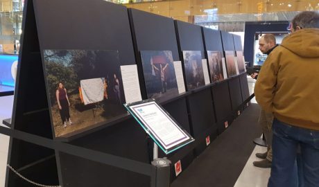 Plafons amb fotografies de l'exposició "Silencis Trencats"