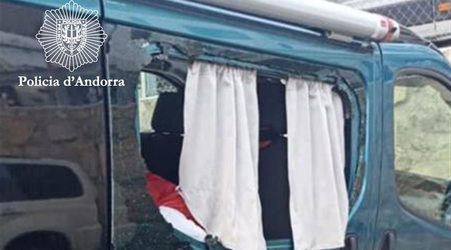 Un dels vehicles afectats amb una finestra trencada (Policia d'Andorra)