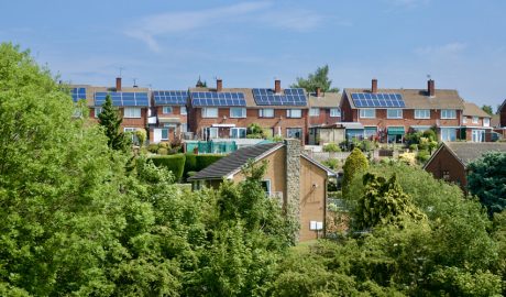 Habitatges sostenibles amb plaques fotovoltaiques