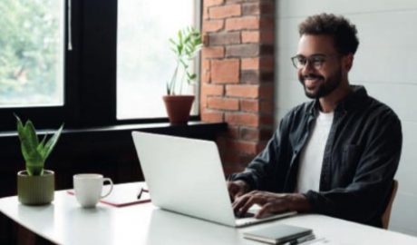 Un home treballant amb un ordinador a l'empresa