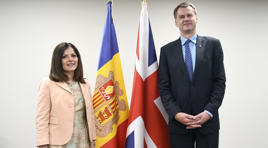 La ministra d'Afers Exteriors, Imma Tor, i l'Ambaixador britànic a Andorra, Hugh Elliott (SFGA)