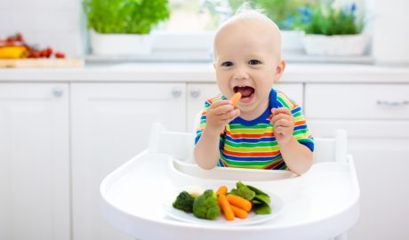 Un infant menjant sa