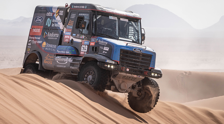 Albert Llovera i equip navegant pel desert del Dakar (FotoEsport)
