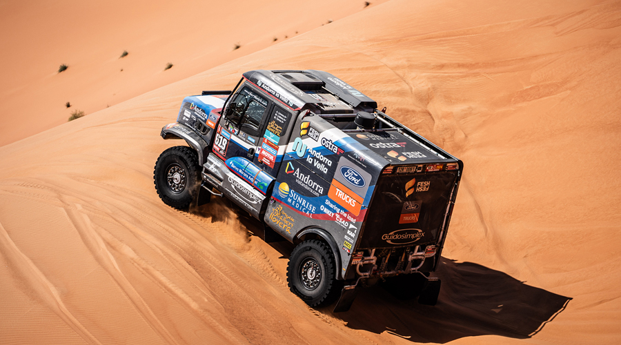 El camió dels Llovera, Llobera i Torres plantant cara a les dunes del desert (FotoEsport)
