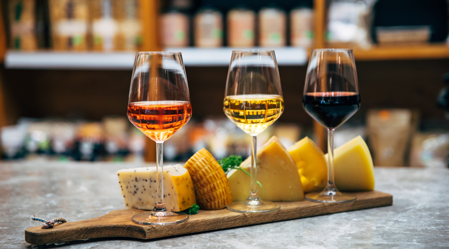 Maridatge de vins i formatges (Getty images)