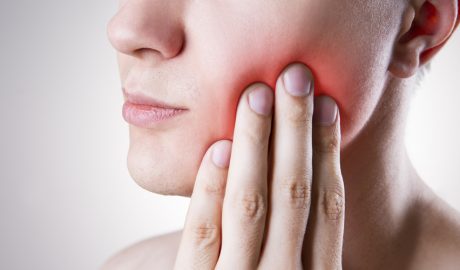 Una dona patint la neuràlgia del trigemin
