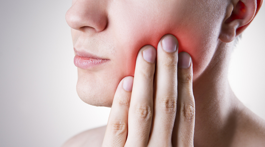 Una dona patint la neuràlgia del trigemin (Getty images)