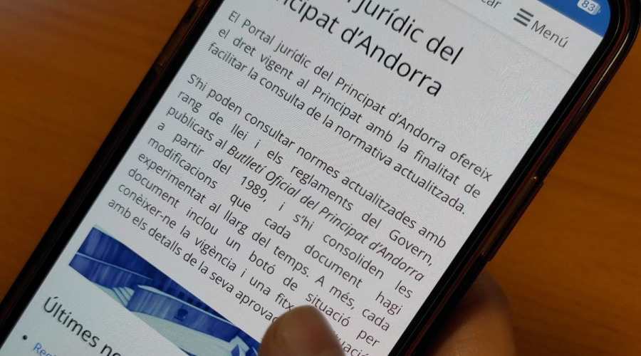 Una persona consultant el Portal Jurídic d'Andorra (SFGA)