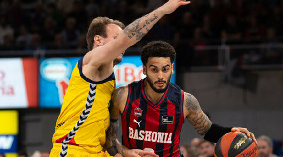 Rafa Luz intentant aturar un atac del Baskonia (acb Photo / A. Bouzo)
