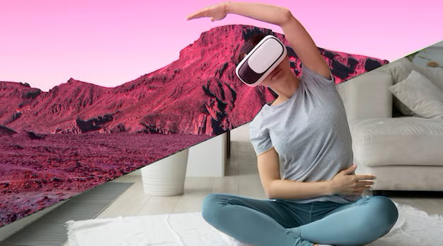 Una dona fent exercici amb ulleres de realitat virtual (freepik)