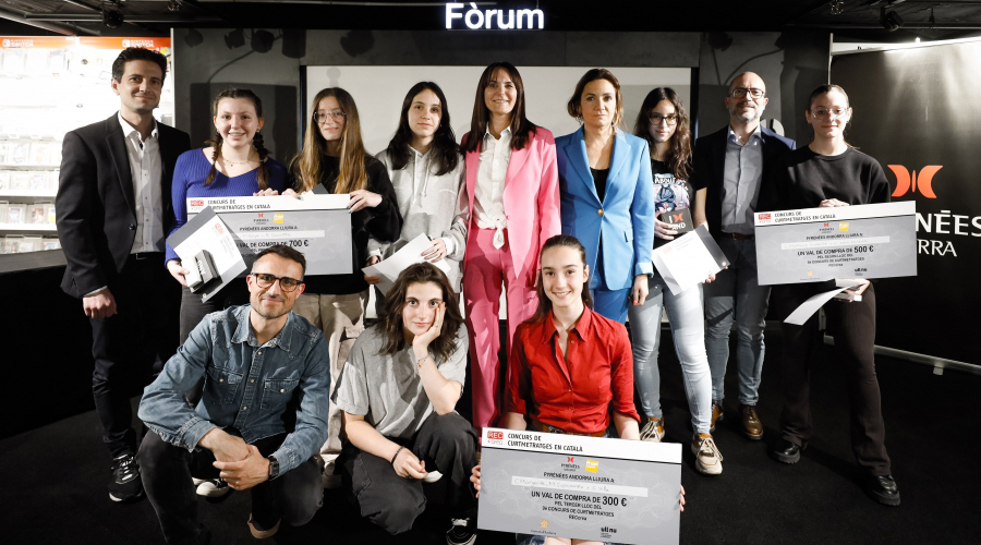 Els premiats en la passada edició del RECcrea amb la ministra Mònica Bonell al centre de la imatge (SFGA)