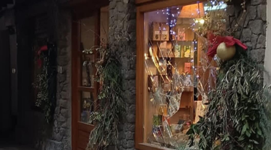 El lladre ha trencat el vidre de la botiga per a accedir a l'interior (Foto: Ajuntament de la Seu d'Urgell)