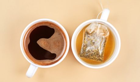 Una tassa de cafè i una de te