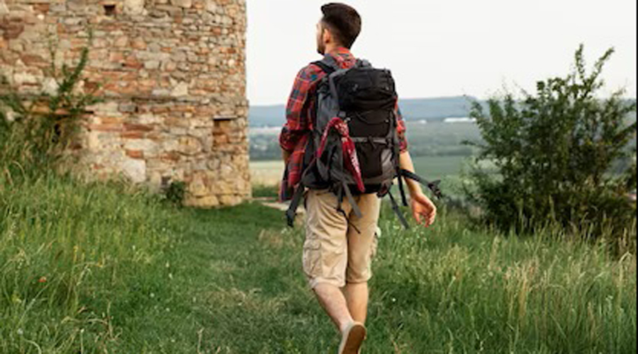 Un jove gaudint d'un viatge (freepik)