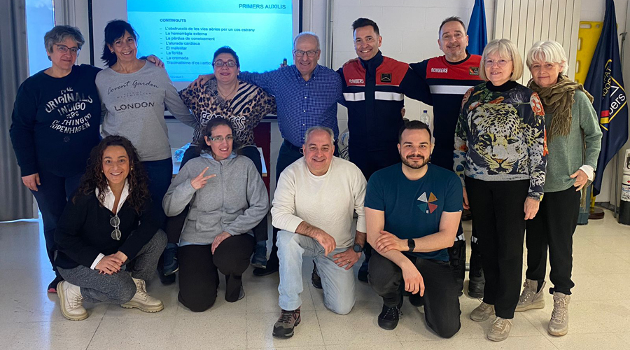 Els voluntaris que s'han format en primers auxilis i els seus formadors dels Bombers (SFGA)