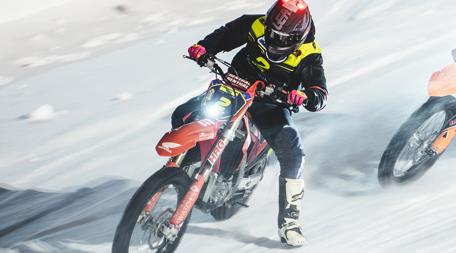 El pilot Xavi España damunt la seva moto (FotoEsport)