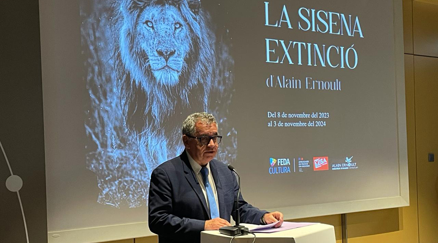 Albert Moles durant la seva intervenció en la presentació de la mostra "La Sisena Extinció" (FEDA)