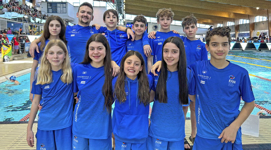 Els joves nedadors participants al Campionat de Catalunya d’Hivern Aleví Combinat, a Sabadell (FAN)