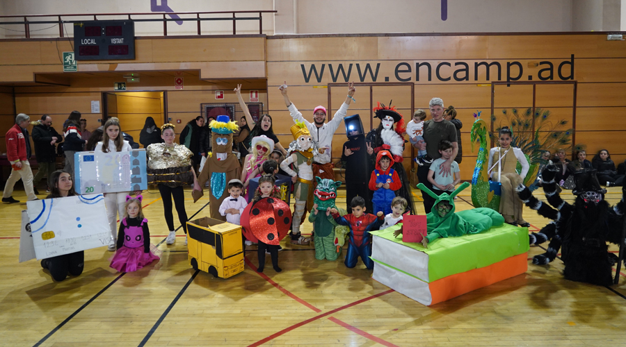 Algunes de les disfresses que es van poder veure al Carnaval del Pas de la Casa (Comú d'Encamp)