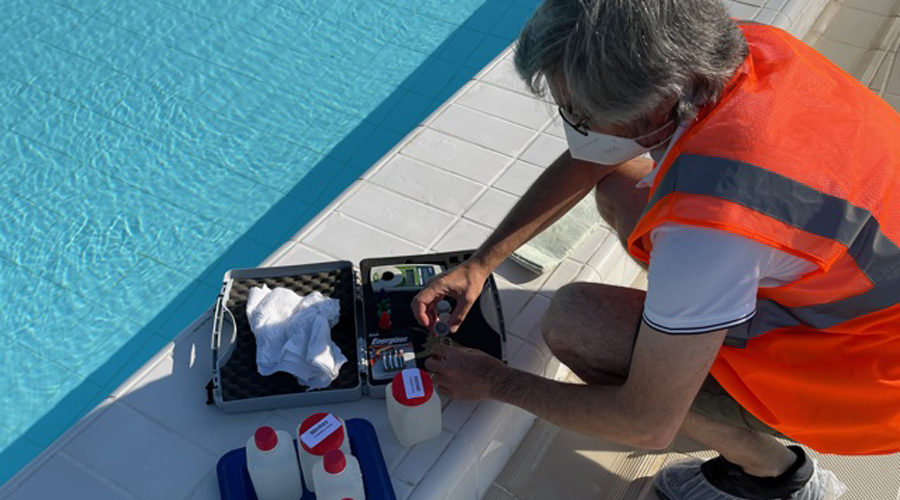 Fotografia d’arxiu del control del Servei d’Aigües de la Diputació de Lleida en piscines (Diputació)