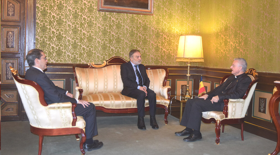 Eduard Ibáñez, Marc Vila -al centre- i el copríncep Joan-Enric Vives (Bisbat d'Urgell)