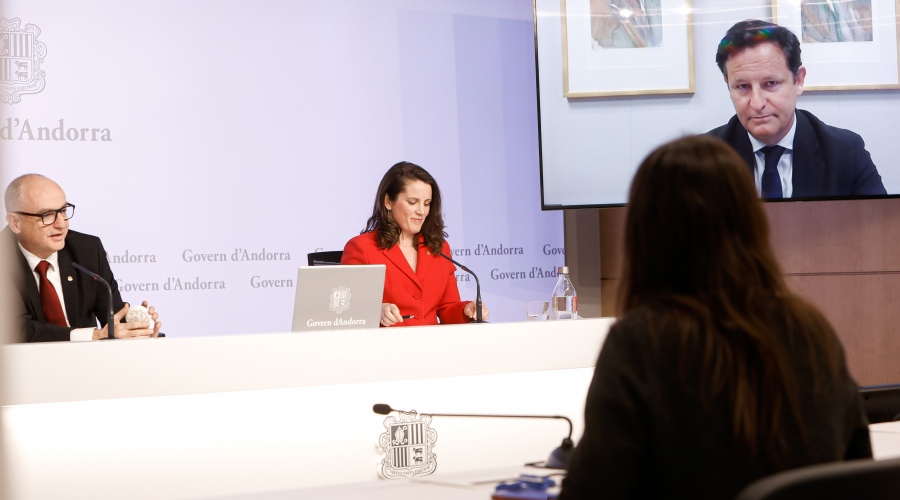 Ramon Lladós, Noelia Souque i, en pantalla, el sotsdirector de les oficines de l’FMI a Europa, Rodolphe Blavy (SFG)