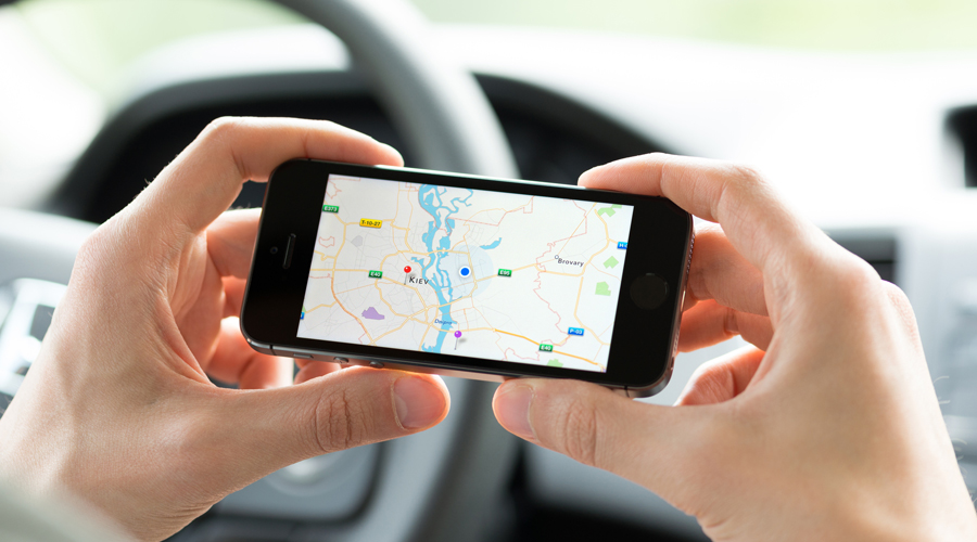 Una persona utilitzant un GPS en el cotxe (AMIC)