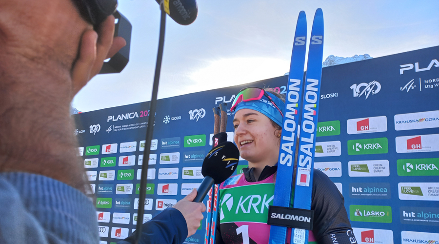 Gina del Rio acaparant tota l'atenció dels mitjans a Planica (FAE)