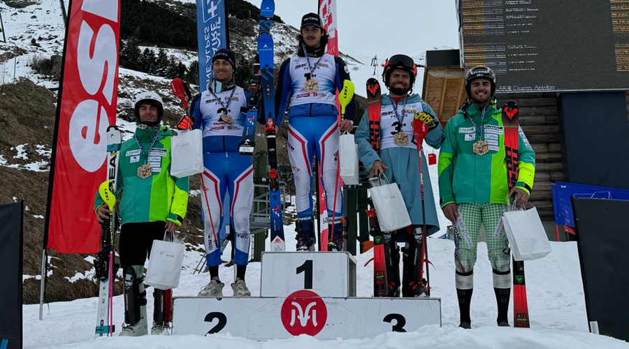 Als extrems del podi, els esquiadors andorrans, Xavier Cornella i Àlex Rius (FAE)