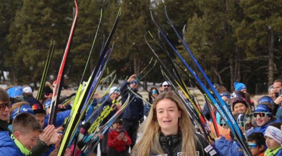 Gina del Rio passant per sota dels esquís de les joves promeses de l'esquí de fons (FAE)