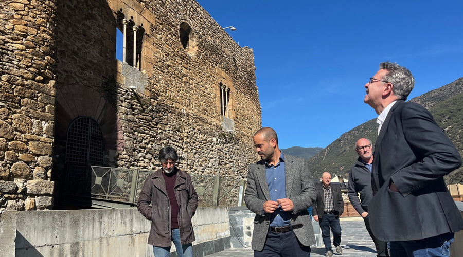 A la dreta, el president de la Diputació de Lleida, Joan Talarn, durant la seva visita a Sort (Diputació)