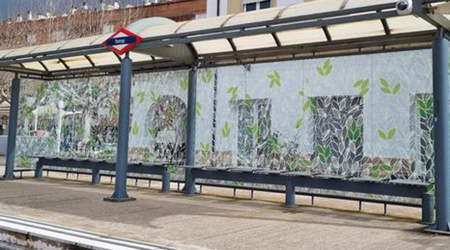 El vinil amb dibuix de fulles instal·lat a la marquesina de l'estació de Tremp (Govern.cat)