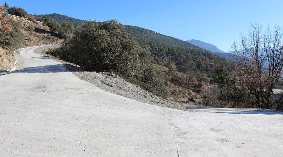 L'accés als dipòsits d'aigua ja pavimentat (Aj. la Seu)