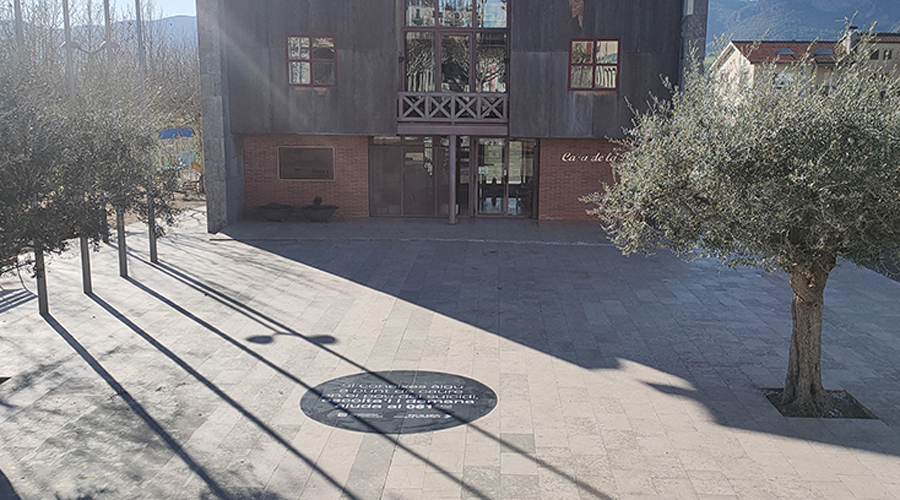 Vinil per a la prevenció del suïcidi a Oliana, davant l'Ajuntament (Govern.cat)