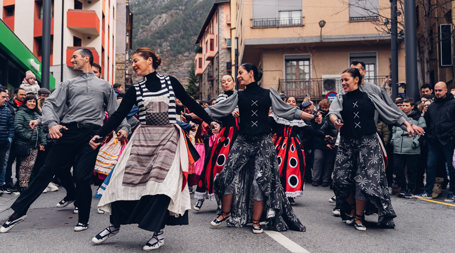 Gran festa a Encamp per a la penjada del Carnestoltes (R. Calvo per al Comú d'Encamp)