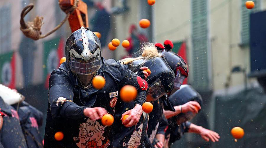 La Batalla de les Taronges per Carnaval a Ivrea, al Piemont (lastampa.it)