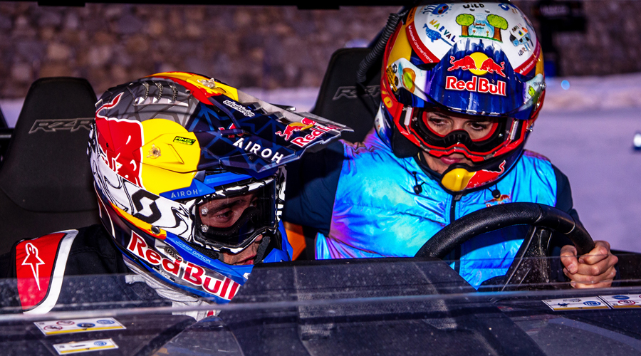 A la dreta, Cristina Gutiérrez al volant del seu vehicle (FotoEsport)