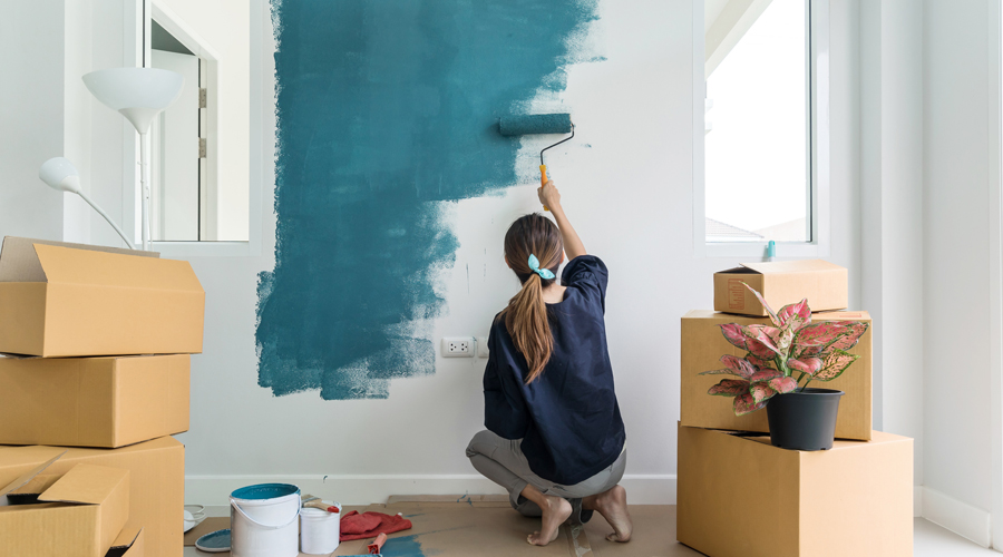Una dona pintant una paret de la llar (iStock)