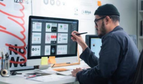 Un home treballant per a la seva empresa a Internet