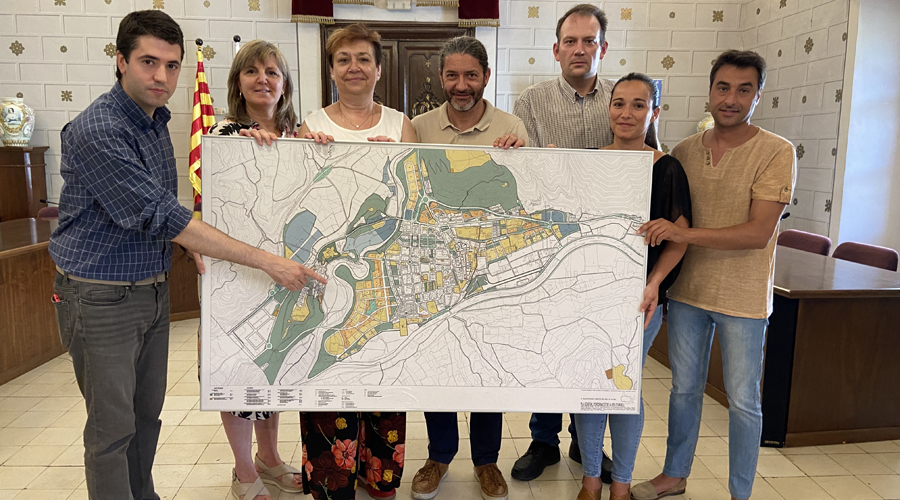 L'alcalde de la Seu -amb el seu equip de Govern- indicant el lloc on s'ha de construir la residència (Aj. la Seu)