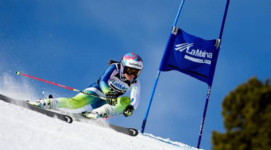 Una jove esquiadora competint a la Molina (Govern.cat)