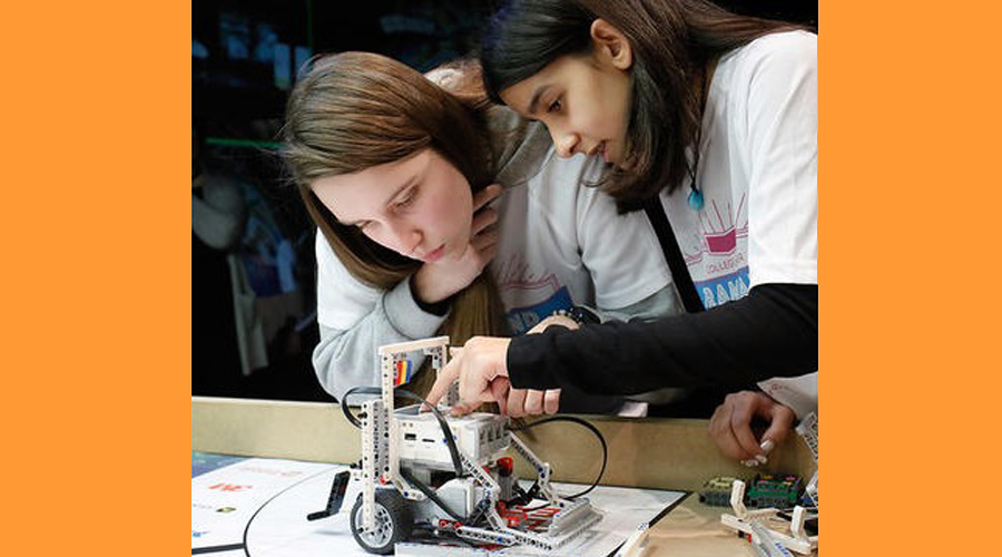 Dues alumnes participant a la First Lego League (Andorra Telecom)