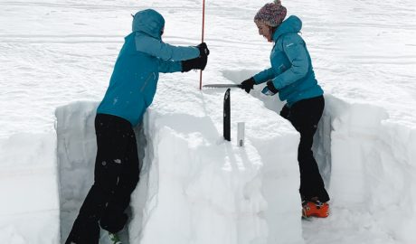 Dues persones formant-se en tècniques de rescat a la neu