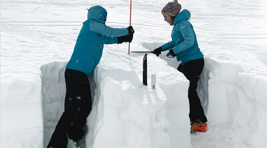 Dues persones formant-se en tècniques de rescat a la neu (AR+I)